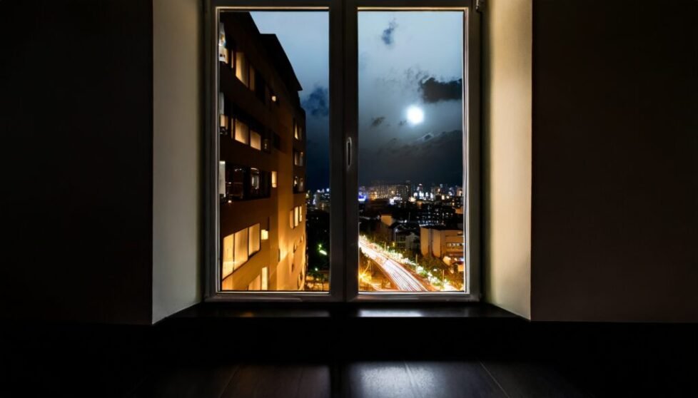 Firefly pensando, refletindo, luzes da cidade, janela com vista noturna 15854